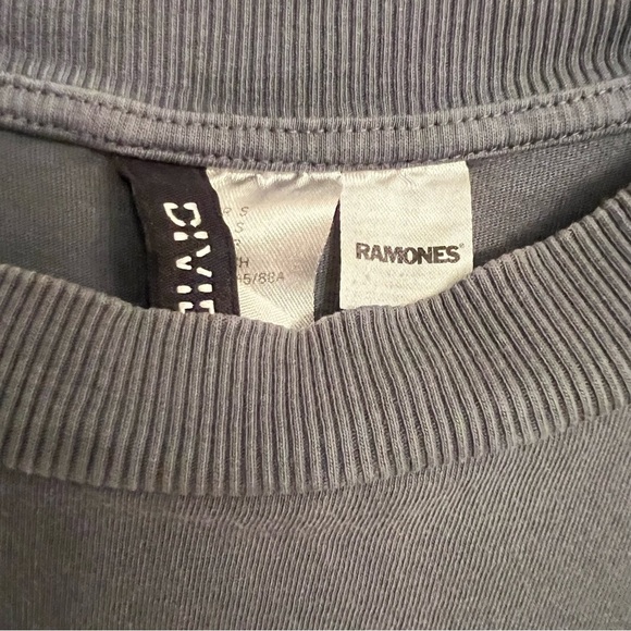 RAMONES Rockaway Beach Vintage Style Distressed Gray T-shirt Men’s Small - Picture 2 of 5